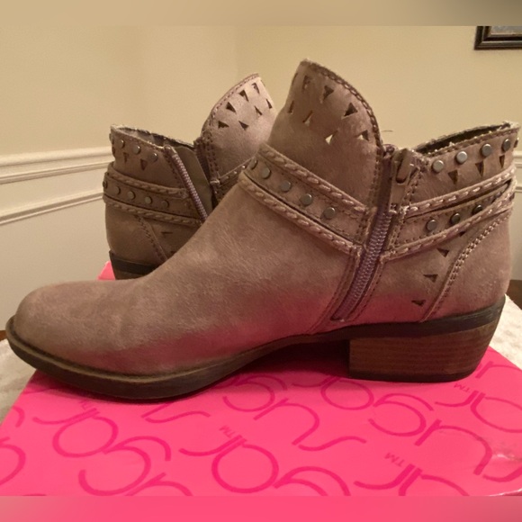 Sugar Terraine Distressed Taupe Ankle Booties Size 8.5M - Picture 6 of 8